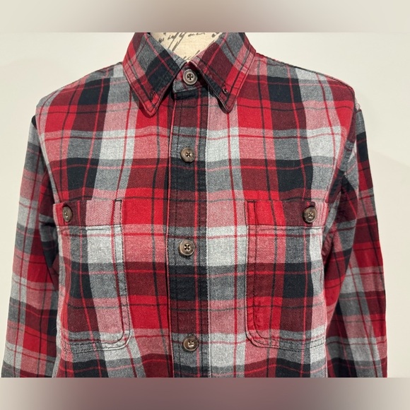 Duluth Trading Flannel Button Down Shirt Size Medium Red Plaid Long Sleeve - Picture 2 of 7